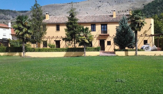 Rustic and cozy room with private bathroom, double bed and garden view.