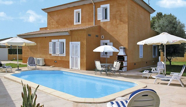 Stunning private villa for 12 guests with WIFI, A/C, private pool, TV and terrace