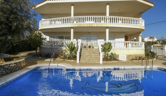 Stunning private villa for 12 people with private pool, WIFI, TV and patio