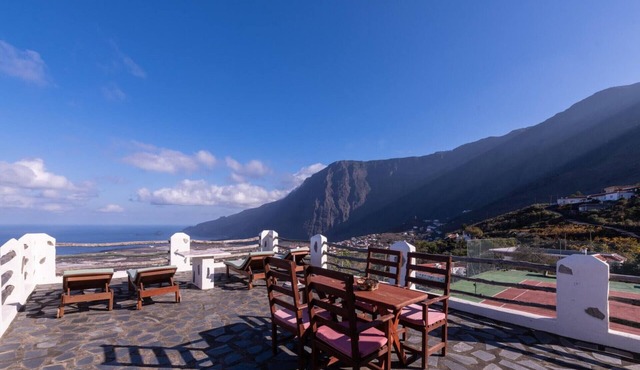 Stunning apartment with sea and mountain views, tennis, and WiFi