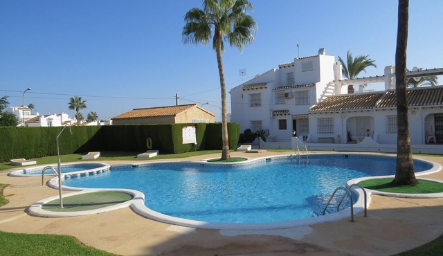 Stunning bungalow, roof terrace, close to golf courses, bars/restaurants.