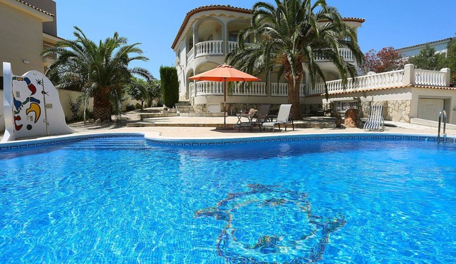Stunning private villa for 6 guests with A/C, WIFI, private pool, TV, patio and panoramic view