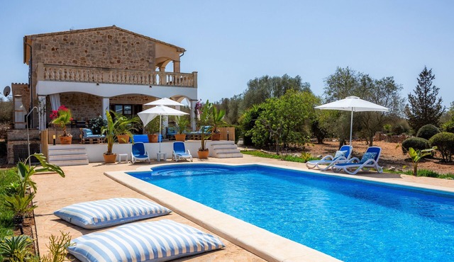 Sun oasis with large pool & bookable breakfast