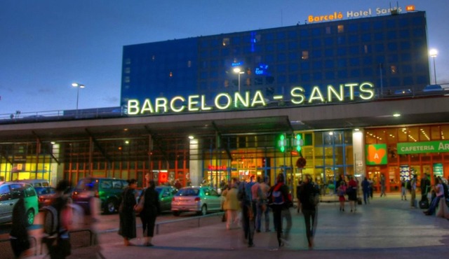 TARRADELLAS 1, PARA 14 PERSONAS, muy cerca Estació de Sants, llegada tren aeropuerto, muy bien comunicado y rodeado de comercios y restaurants