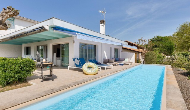 Taussat villa for 9, pool, port & beach walkable