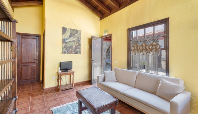 Vacation Apartment 'Aljibe' with Sea View, Shared Pool and Wi-Fi