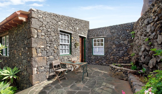 Vacation Home "Las Adelfas Alta" with Sea View, Garden & Wi-Fi