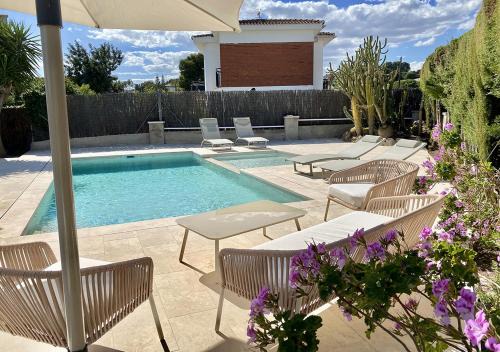 Valparaiso House with private pool 2-family fit