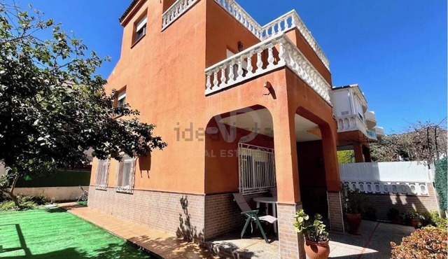 VILLA 250 METERS FROM THE BEACH. 3-STORY HOUSE WITH 4 BEDROOMS AND A GARDEN
