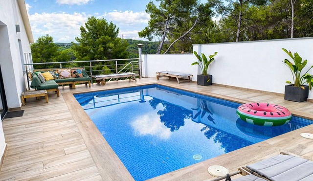 Villa Avril · 7 bedrooms, large pool, and unique terraces near Sitges