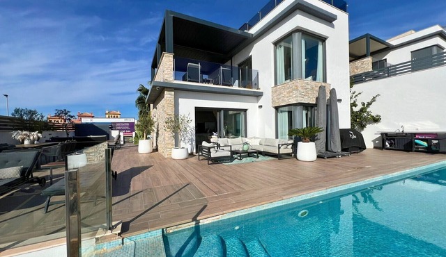 Villa 'Barcelona 11' with Sea View, Wi-Fi and Air Conditioning