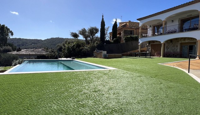 Villa Cabañas with infinity pool, gardens and barbecue in Calonge, Costa Brava
