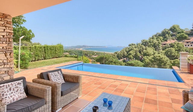 Villa 'Carmen' with Sea View, Wi-Fi and Air Conditioning