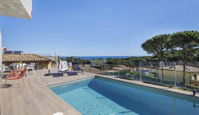 Villa con piscina, aire acondicionado y vistas al mar