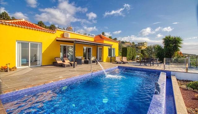 Villa Diamante – Holiday villa with infinity pool & sea views in Tijarafe