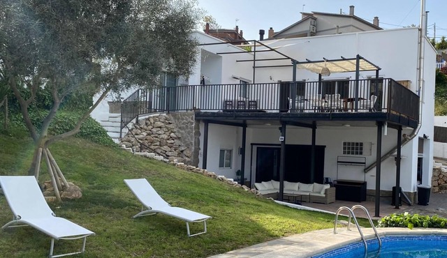 Villa Maioli, spectacular house with swimming pool and private garden near Sitges
