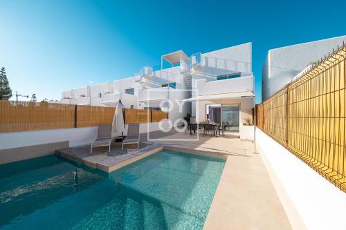 Villa Oasis Mar Menor, private pool, walk to beach, by OYOOSTAYS