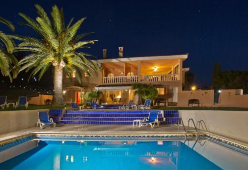 Villa Tranquilla - Sea View Apartments with Pool - Walk to Beach - Family and pet Friendly
