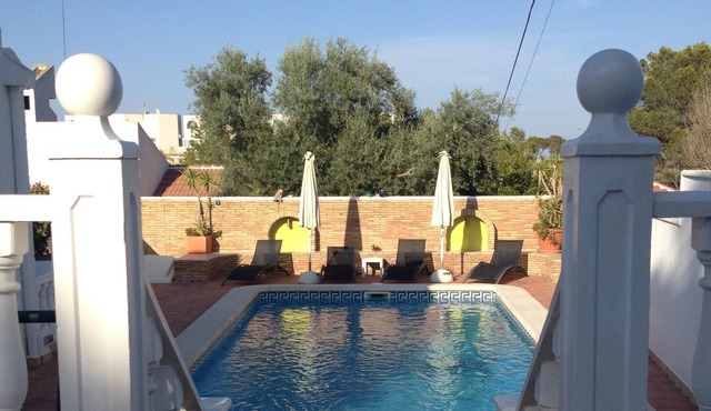 Villa with lovely patios, private pool, family-friendly, 5 mins to golf