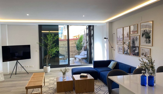 w Trendy 2BR w Sunny Terrace in Chueca
