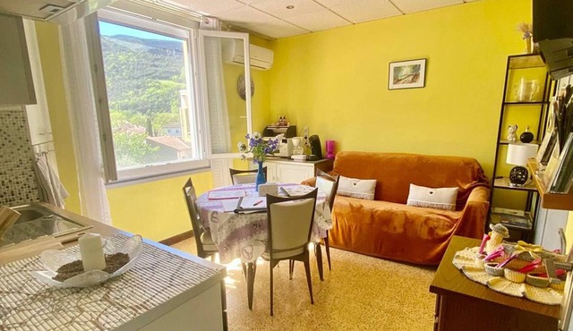 Welcoming apartment, parking, pets OK