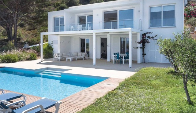 Well equipped villa with lovely gardens