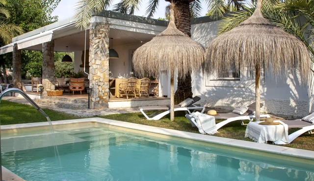 Wishome-Charming house in a spectacular garden with swimming pool