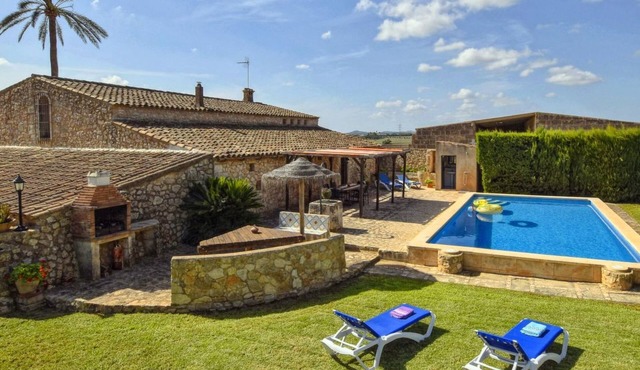 Wunderschönes Ferienhaus in Vilafranca De Bonany by Interhome