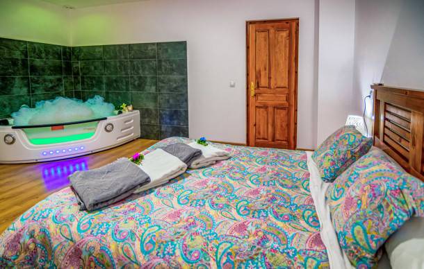 2 bedroom accommodation in La Omañuela