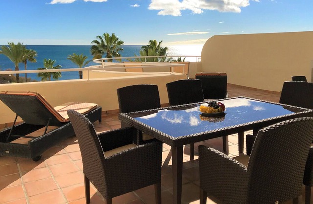 4 bedroom apartment on beachfront w. frontal seaviews, wifi and british TV