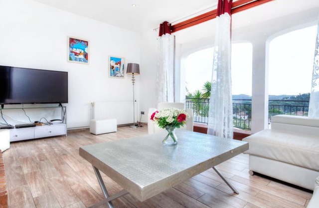4 bedroom Villa, sleeps 8 in Calonge with Pool and WiFi