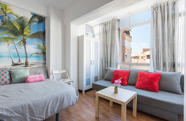 Air-Conditioned Studio Apartment in Fantastic Location on the Beach with Wi-Fi