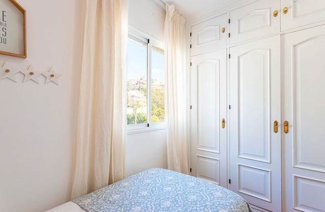 Beautiful 3 BD apartment next to the beach. Paseo de Reding II