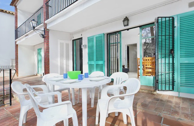 Geranis 1 - Three Bedroom Apartment, Sleeps 7
