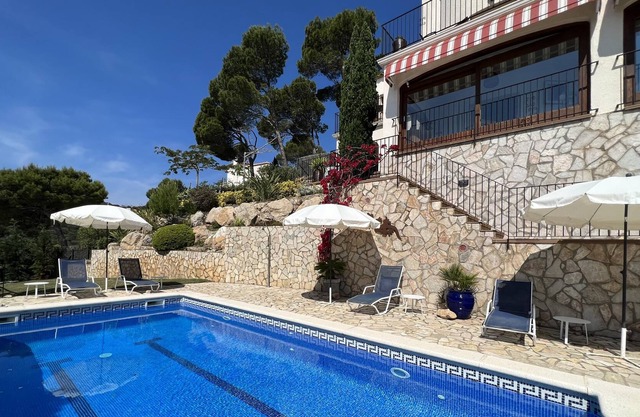 Holiday rental villa with swimming pool in Begur, Sa Tuna