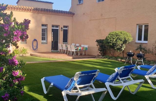 House with garden at 30 meter from the sand beach of La Fosca.