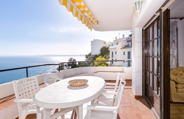 JOAN MARGARIT 3-A - Apartment in Puig Rom (Roses) with communal pool and beautiful sea views.