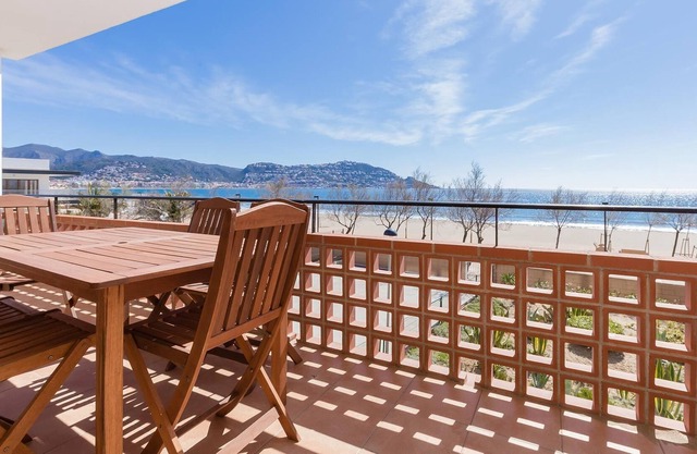 MIRAMAR 2 - Beautiful apartment on the seafront.
