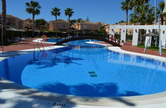 Modern Penthouse with Wifi, South-facing Terrace and Community Pool
