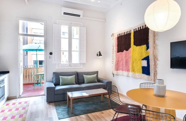 Oasis with a sunny terrace in the heart of Gracia