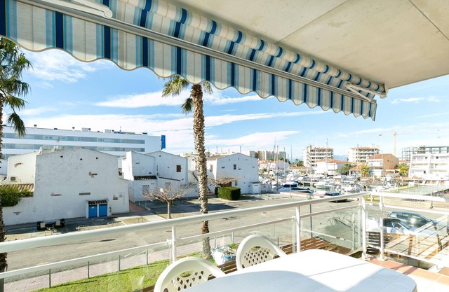 PORT CANIGÓ I 138 -Very nice and bright apartment with shared swimming-pool.