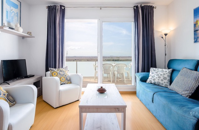 ROYAL MARINA II 421 - Very nice apartment in Santa Margarita (Roses) with a magnificent view of the canal.
