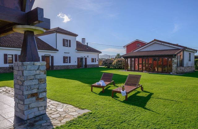 Casona Llanorrozo People 