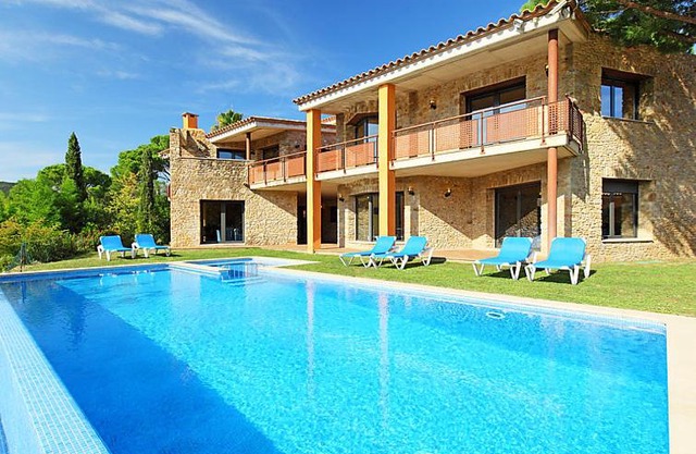 Sant Antoni de Calonge Villa Sleeps 18 Pool WiFi