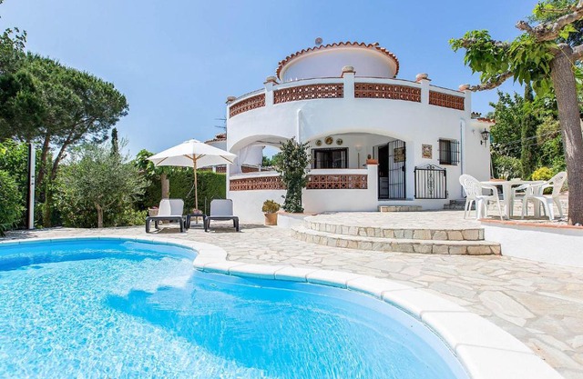 Sant Antoni de Calonge Villa Sleeps 8 with Pool Air Con and WiFi