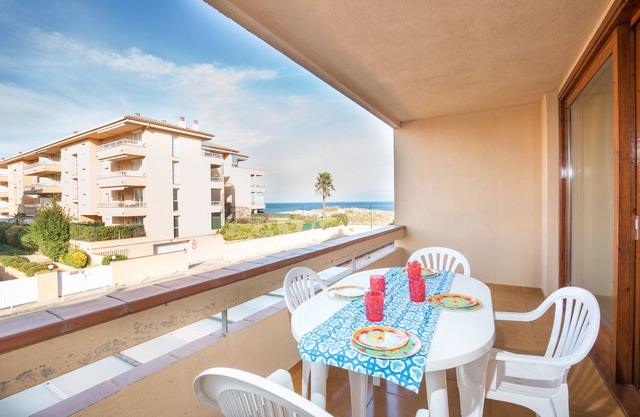 Spacious and bright apartment on the beach, free wifi, pool, garage, Golf.