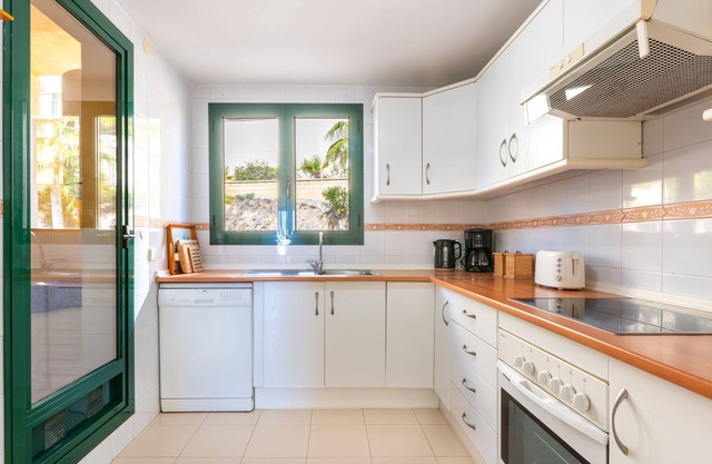 'Spectacular View Apartment' with Sea View, Terrace, Shared Pool & Wi-Fi
