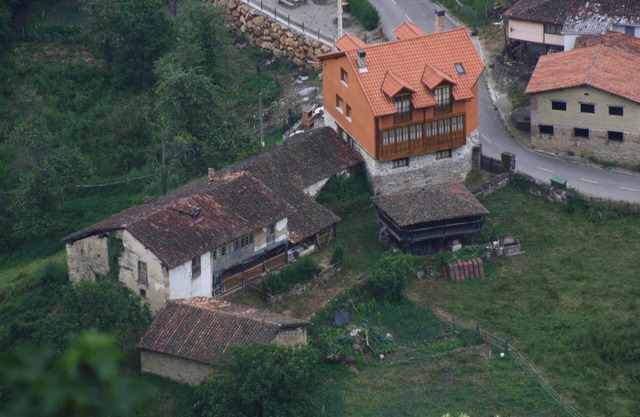 Valdecarzana Apartments People 
