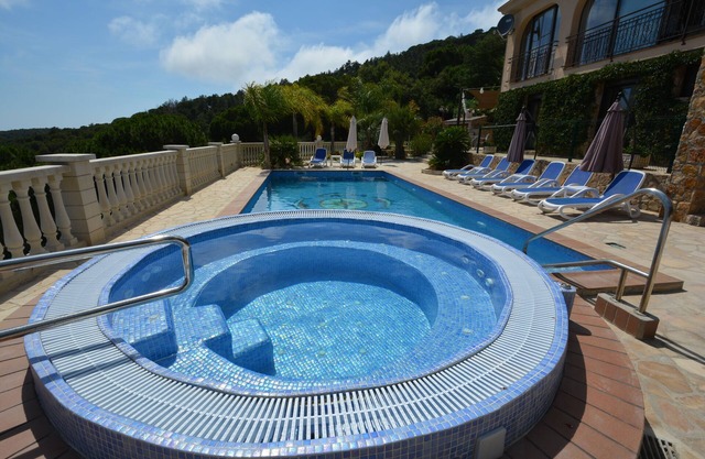 Villa with heated pool and jacuzzi, fantastic sea views, air conditioning