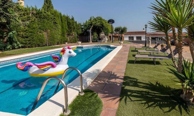 Vilobi d'Onyar Villa | 1075 m² Villa ∙ 3 bedrooms ∙ 8 guests